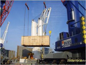在汉堡港吊装98吨的压力机
